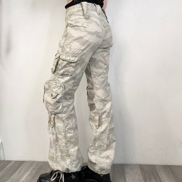 Y2K mid rise cargo pants with an all-over desert camo print Size 9 - Picture 2 of 9